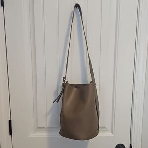 Tan Minimalist Shoulder Bucket Bag with Spacious Design